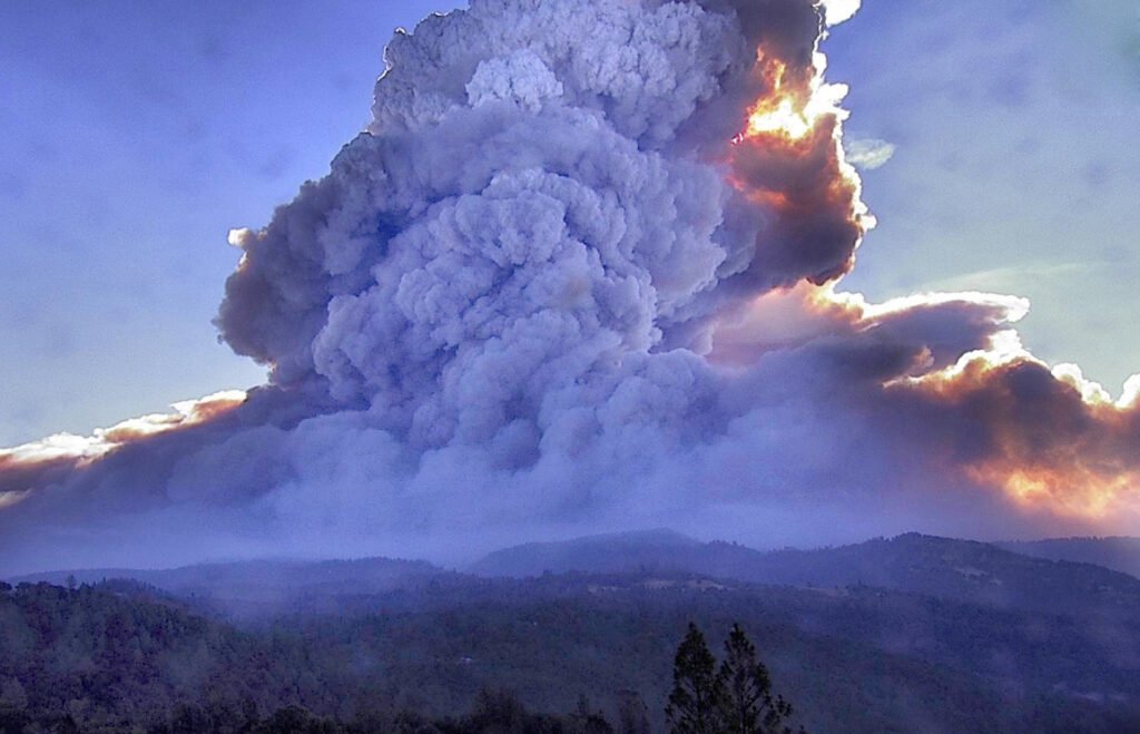 A miles-high thunderhead of smoke over the Caldor fire.
