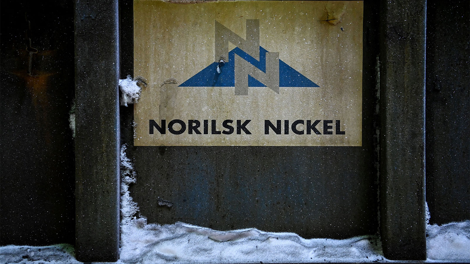 Sign on the side of a building that reads "norlisk nickel"